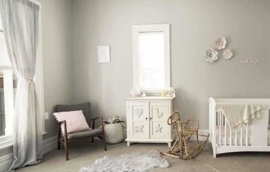 Bebek odası duvar boyası renkleri için kullanılan görselde, gri duvarları olan bir oda var.