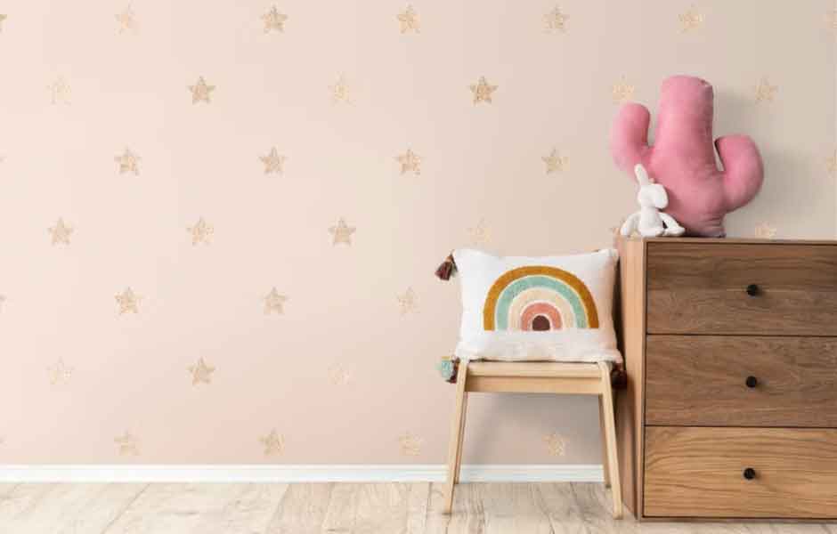 Bebek odası duvar boyası renkleri için kullanılan görselde, yıldız stickerlı pembe duvarları olan bir kız odası var.