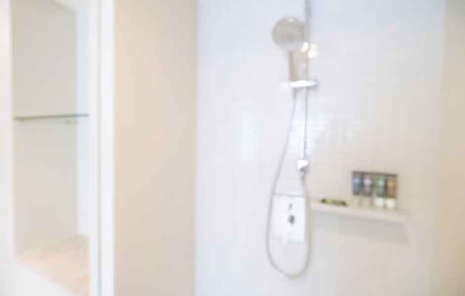 Doğalgazlı evlerde rutubet neden olur kounusu için kulandığımız görselde, duş başlığından gelen sıcak sudan ötürü banyoda buhar oluşmuş.