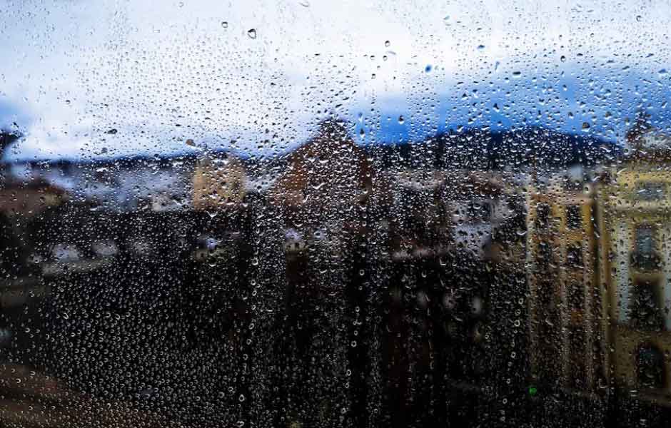 Doğalgazlı evlerde rutubet neden olur konusu için kullandığımız görselde, yağıştan dolayı evin penceresinde buğu oluşmuş.