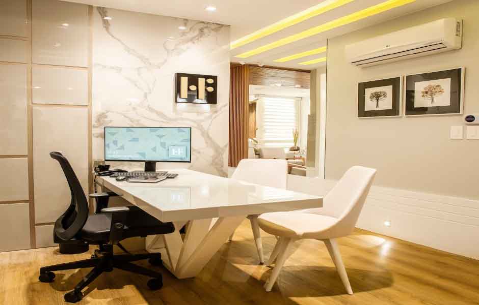 Hukuk bürosu duvar boyası renkleri konusu için kullanılan görselde, gri duvarları olan modern bir ofis var.