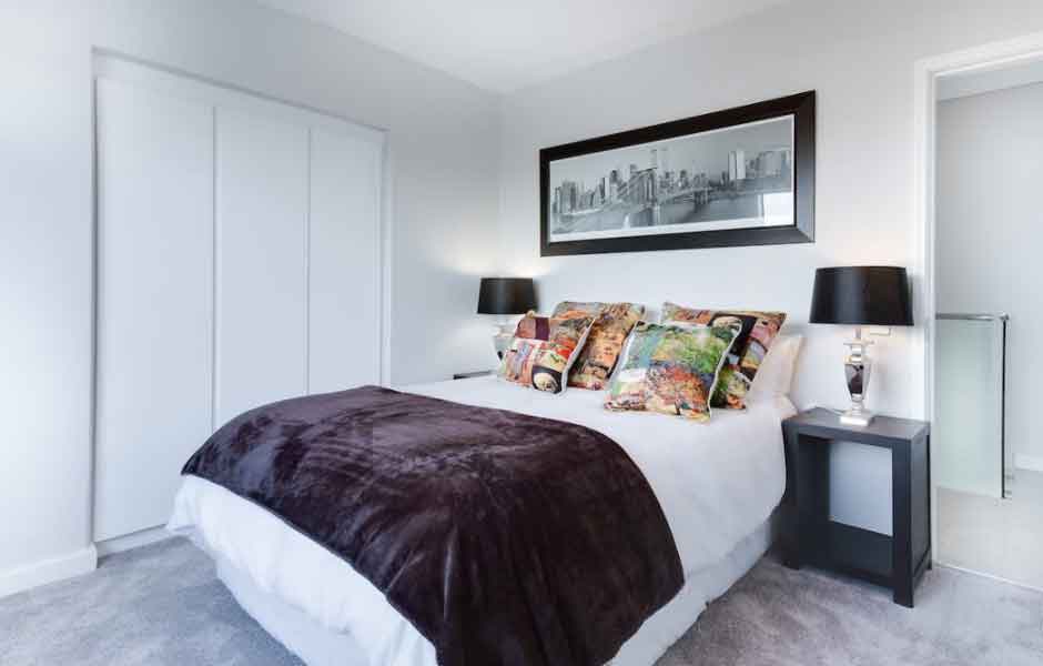 Görselde, güneş almayan yatak odasının beyaz duvarları mekanda aydınlık hissi uyandırmış.