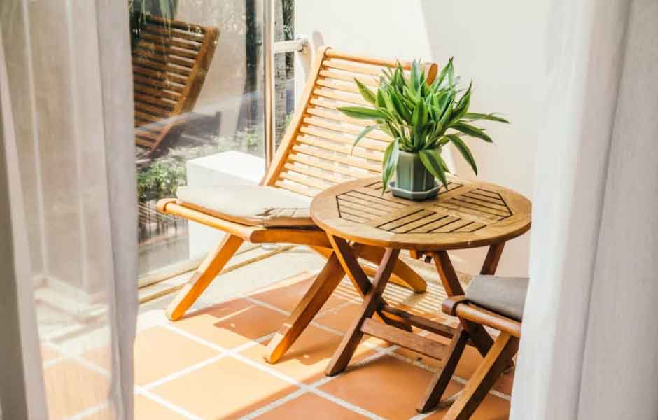 Görselde, beyaz renkli duvarları olan sade bir küçük balkon var.