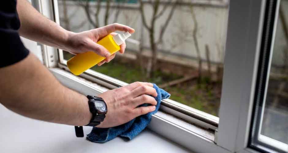 Pimapen PVC pencere boyanır mı sorusu için kullandığımız görselde, boyama öncesi PVC pencere ıslak bir bezle siliniyor.