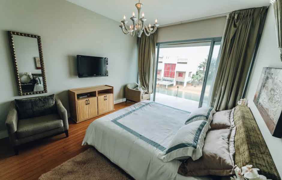 Yatak odası duvar boyası renkleri konusu için kullandığımız görselde, açık yeşil duvarları olan ve doğa hissi uyandıran bir oda var.