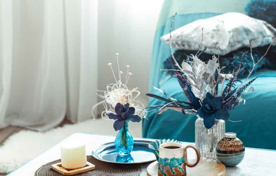 Akrilik Boya Nerelerde Kullanılır konusu için kullanılan görselde, masanın üstünde akrilik boyalarla süslenmiş seramik ürünler var.