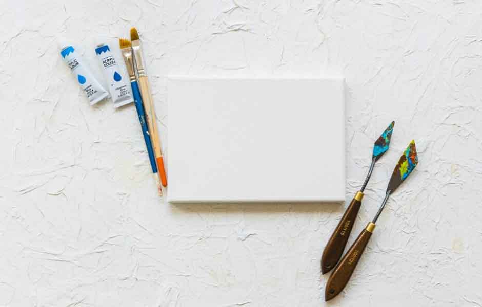 Görselde, akrilik boyalar, tuval ve fırçalar var.