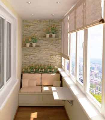 Cam Balkon Dekorasyonu Fikirleri. Cam balkon dekorasyonu fikirleri için kullanılan görselde, içinde çekmeceli koltuk ve bir duvarında asma bitkiler olan bir balkon var.