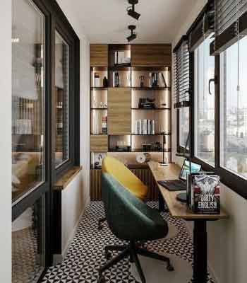 Cam Balkon Dekorasyonu Fikirleri. Görselde, içinde raflı mobilya, dar bir masa, döner sandalyeler ve led ışıkları olan modern bir cam balkon var.