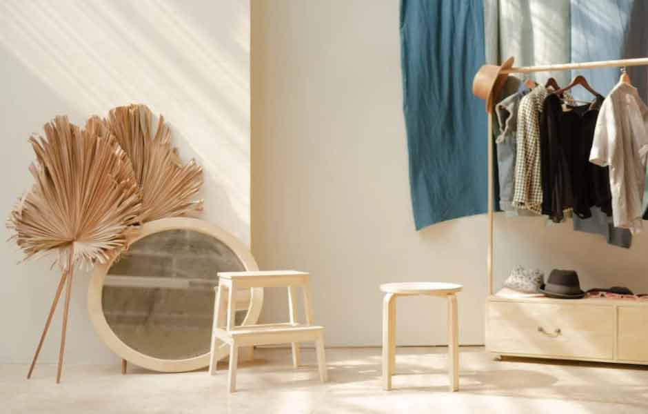 Görselde, duvarları en iyi iç cephe boya markaları ile beyaza boyanmış bir oda var.