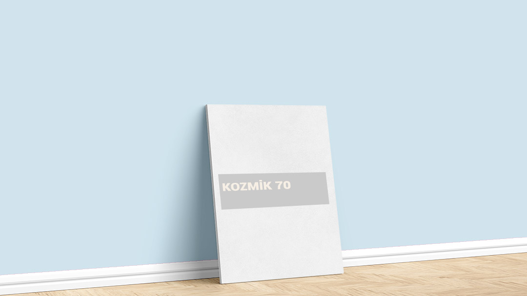 Filli Boya Mavi Kozmik 70 Boya Rengi. Görselde, Filli Boya mavi Kozmik 70 isimli iç cephe rengiyle boyalı bir duvar var.