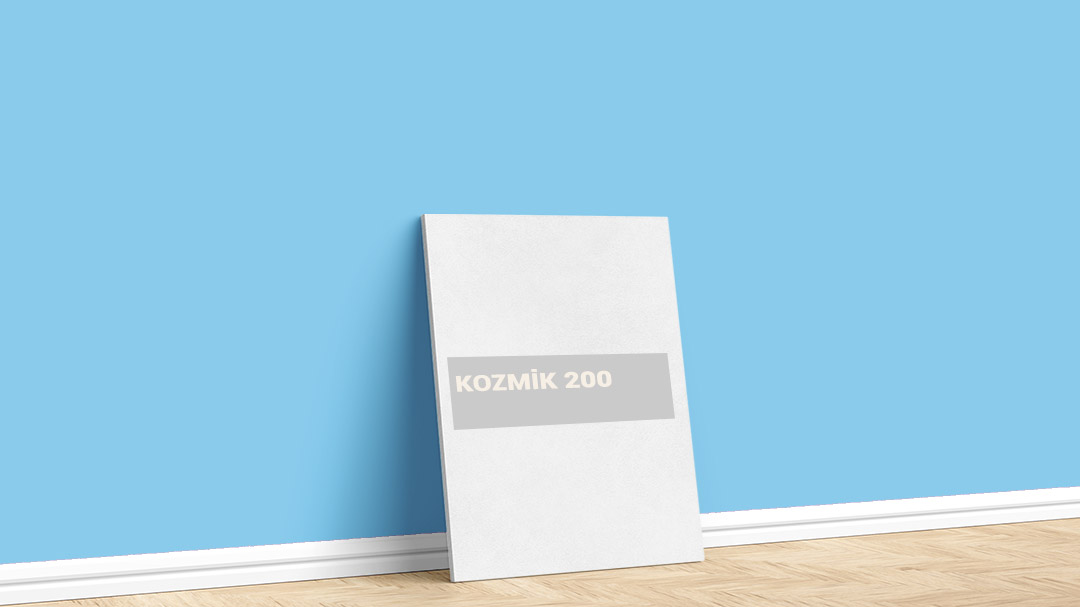 Filli Boya Mavi Kozmik 200 Boya Rengi. Görselde, Filli Boya mavi Kozmik 200 isimli iç cephe rengiyle boyalı bir duvar var.