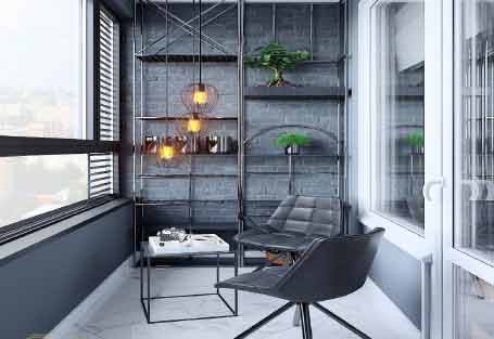 Geniş balkon dekorasyon fikirleri için kullanılan görselde, duvarında siyah demir rafları ve çerçeveleri olan bir balkon var.