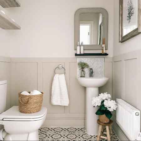 Küçük Oda Dekorasyonu – Tuvalet. Görselde, küçük bir lavabosu ve duvara monteli rafları olan kullanışlı küçük bir tuvalet var.