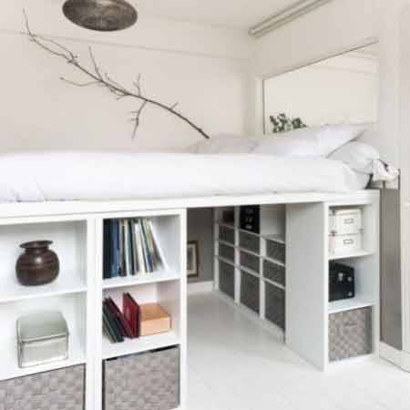 Küçük Oda Dekorasyonu Püf Noktaları. Görselde, altında çekmece ve rafların olduğu ve küçük odalar için dizayn edilmiş pratik bir yatak var.
