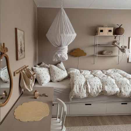 Küçük Oda Dekorasyonu Püf Noktaları. Görselde, gri duvarları, duvara monteli dar masası, rafları ve duvarında aynası olan küçük bir çocuk odası var.