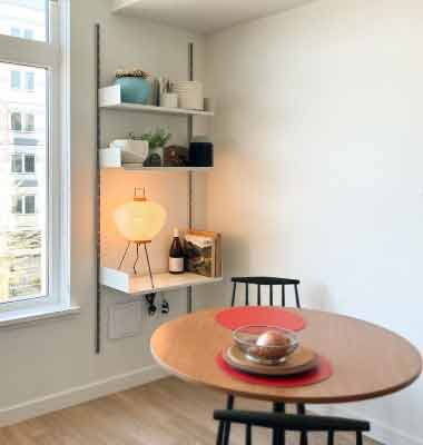 Küçük Odalar için Mobilya Seçimi – Duvar Rafı. Küçük Odalar için Mobilya Seçimi için kullanılan görselde, duvara asılı bir raf var.