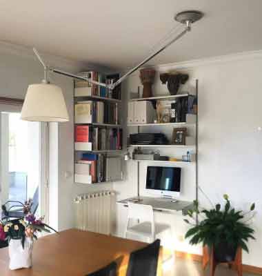 Küçük Odalar için Mobilya Seçimi – Raf Ünitesi. Görselde, ince dizayna sahip duvara asılı raf ünitesi var.