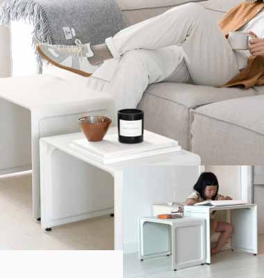 Küçük Odalar için Mobilya Seçimi – Çok Amaçlı Sehpa. Küçük Odalar için Mobilya Seçimi için kullanılan görselde, üzerinde hem ders çalışmak hem de kahve ikramı için tasarlanmış çok amaçlı ahşap bir sehpa var.