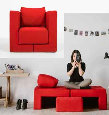 Küçük Odalar için Mobilya Seçimi – Çok Amaçlı Koltuk. Görseldeki küçük odada, oturmak ve uyumak için tasarlanmış çok amaçlı kırmızı bir koltuk var.