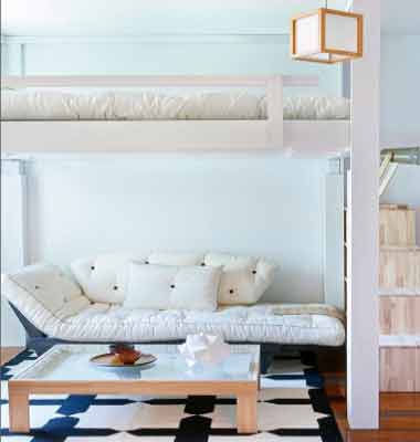 Küçük Odalar için Mobilya Seçimi – Kanepe ve Cam Sehpa. Küçük Odalar için Mobilya Seçimi için kullanılan görselde, cam sehpa ve az yer kaplaması için tasarlanmış üzerinde ranza yatak olan beyaz bir kanepe var.