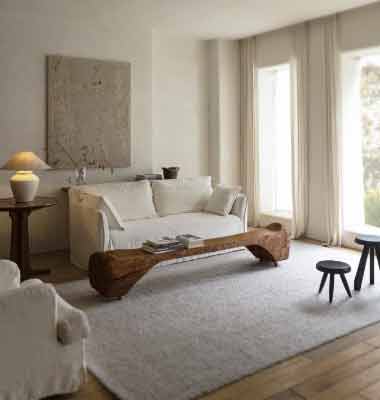 Küçük Odalar için Mobilya Seçimi. Küçük Odalar için Mobilya Seçimi için kullanılan görselde, hem oturmak hem de üzstüne kitap veya kişisel eşyalar koymak için tasarlanmış uzun bir ahşap sehpa var.