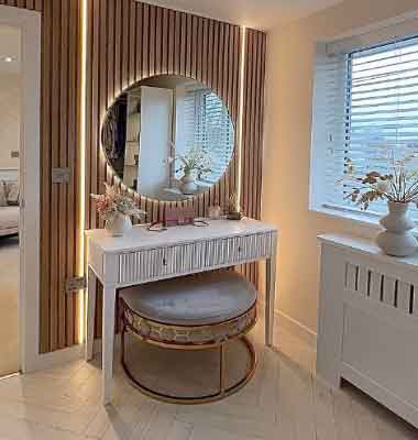 Küçük Odalar için Mobilya Seçimi – Gişi Komidini. Görseldeki küçük girişte, iç mekanı geniş gösteren duvara asılı büyük bir ayna ve altında çekmeceli dar bir komidin var.