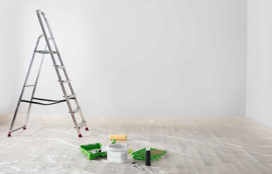 Görselde, tavan boyama malzemeleri olan merdven, boya kutusu, kova, rulo ve fırça var.