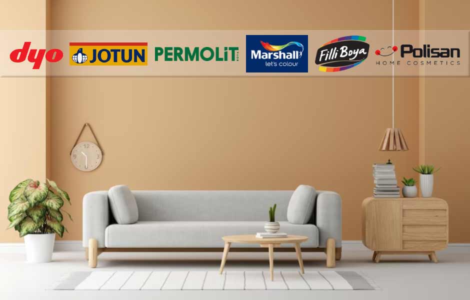 En iyi iç cephe boya markaları konusu için kullaılan görselde, bir oturma odasının kahve renkli duvarında Marshall, Filli Boya, Permolit, Polisan, Jotun ve Dyo markalarının logoları var.