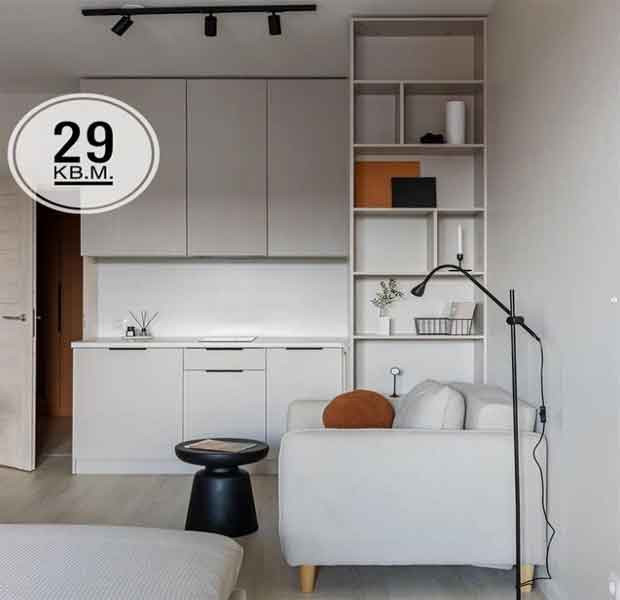 1+1 ev dekorasyonu örnekleri için kullanılan görselde, beyaz renkli gömme dolap ve raflar var.