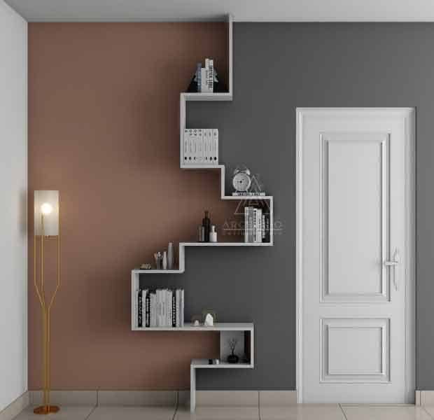 Görselde, yerden tavana kadar uzanan modern rafta kitaplar ve ev aksesuarları var.