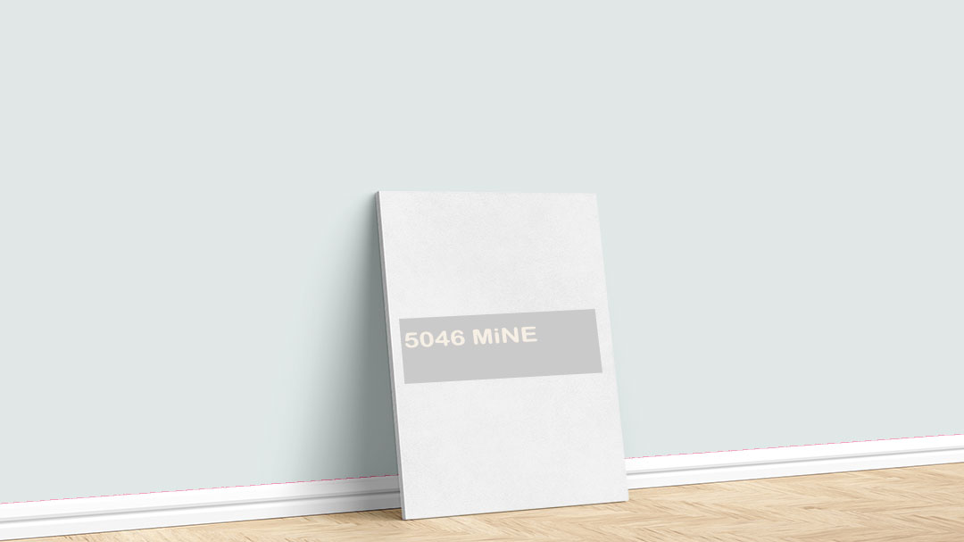 Dyo 5046 Mine Mavi Turkuaz Boya Rengi. Görselde, Dyo Mavi Turkuaz iç cephe renk kartelasında bulunan 5046 Mine isimli boya rengi ile boyadığımız bir duvar var.