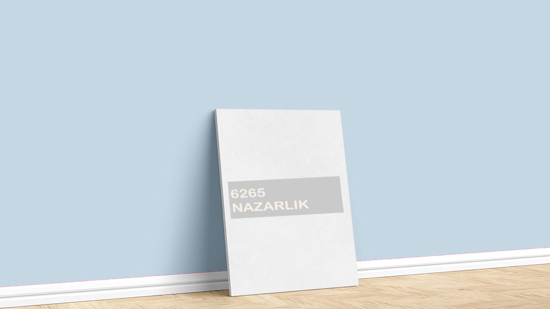 Dyo 6265 Nazarlık Mavi Turkuaz Boya Rengi. Görselde, Dyo Mavi Turkuaz iç cephe renk kartelasında bulunan 6265 Nazarlık isimli boya rengi ile boyadığımız bir duvar var.