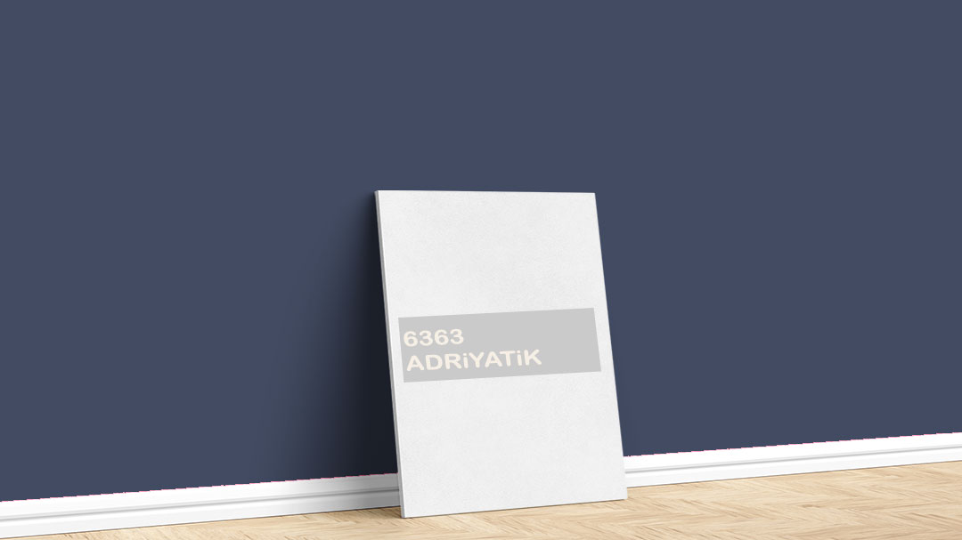 Dyo 6363 Adriyatik Mavi Turkuaz Boya Rengi. Görselde, Dyo Mavi Turkuaz iç cephe renk kartelasında bulunan 6363 Adriyatik isimli boya rengi ile boyadığımız bir duvar var.
