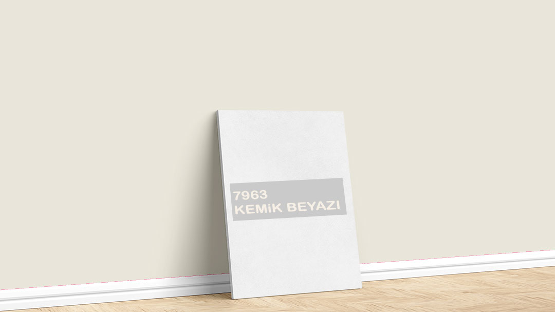 Dyo 7963 Kemik Beyazı Boya Rengi. Görselde, Dyo Sarı / Hardal iç cephe renk kartelasında bulunan 7963 Kemik Beyazı isimli boya rengi ile boyadığımız bir duvar var.