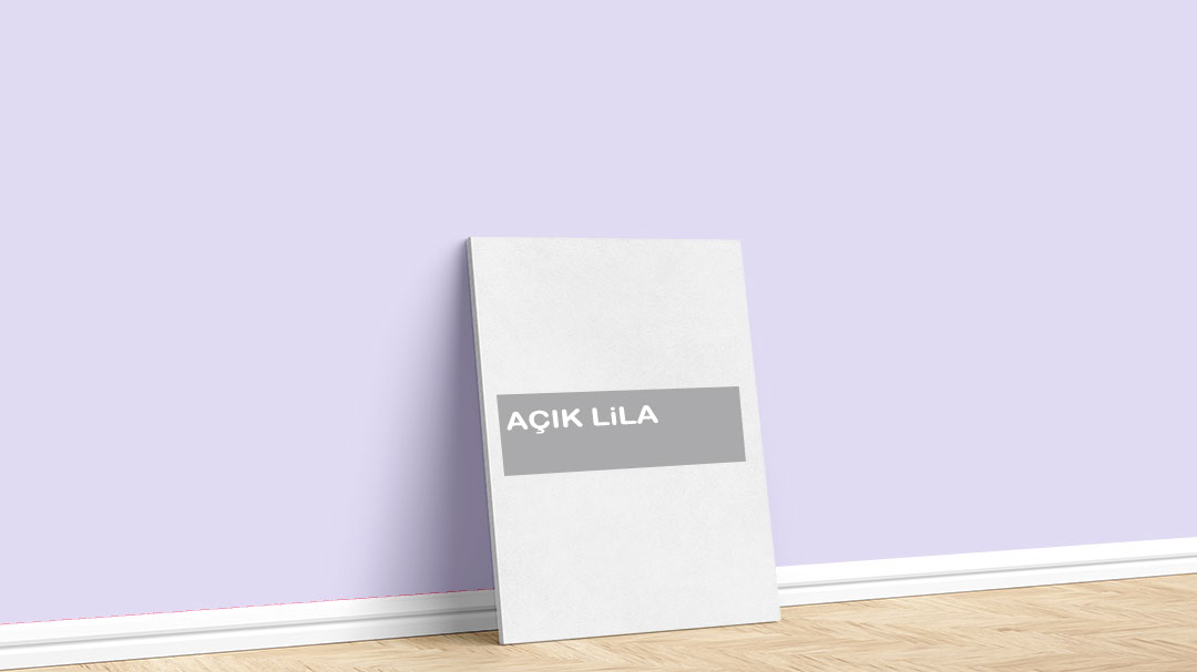 Görselde, Filli Boya mor iç cephe renk kartelasında bulunan Açık Lila isimli boya rengi ile boyadığımız bir duvar var.