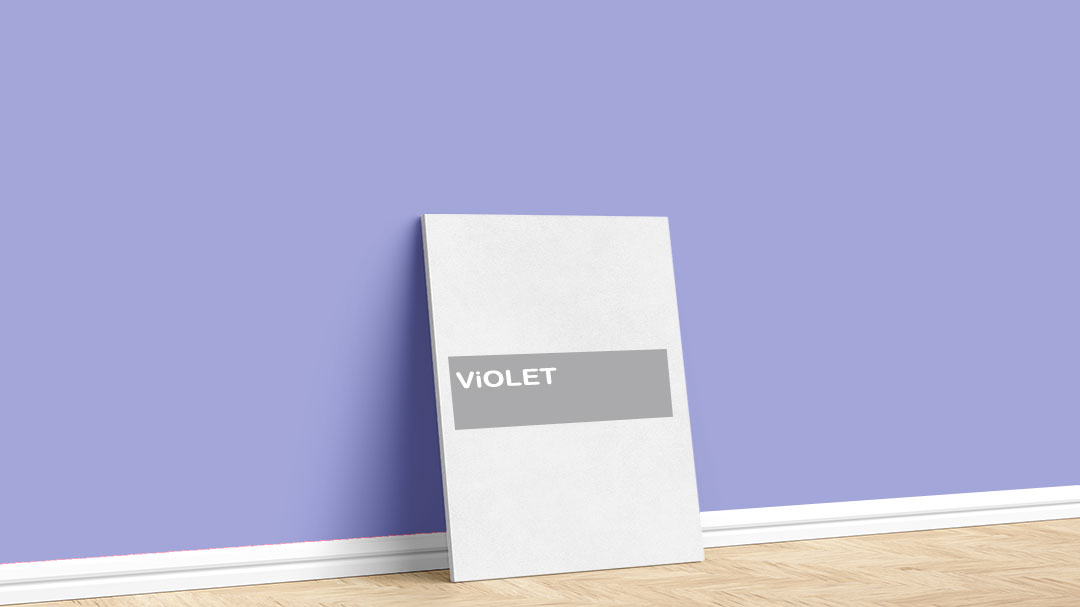 Görselde, Filli Boya mor iç cephe renk kartelasında bulunan Violet isimli boya rengi ile boyadığımız bir duvar var.