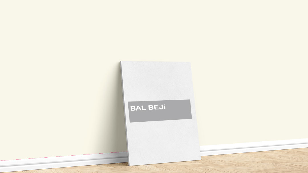 Filli Boya Bal Beji Boya Rengi. Görselde, Filli Boya Sarı iç cephe renk kartelasında bulunan Bal Beji isimli açık boya rengi ile boyadığımız bir duvar var.
