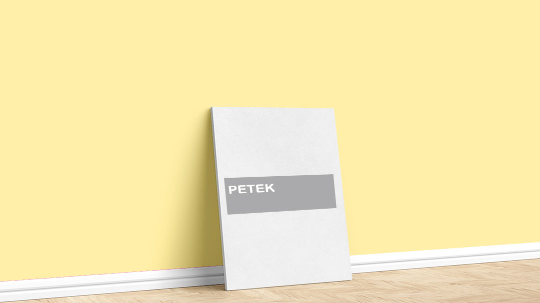 Görselde, Filli Boya Sarı iç cephe renk kartelasında bulunan Petek isimli açık tonlu boya ile boyadığımız bir duvar var.