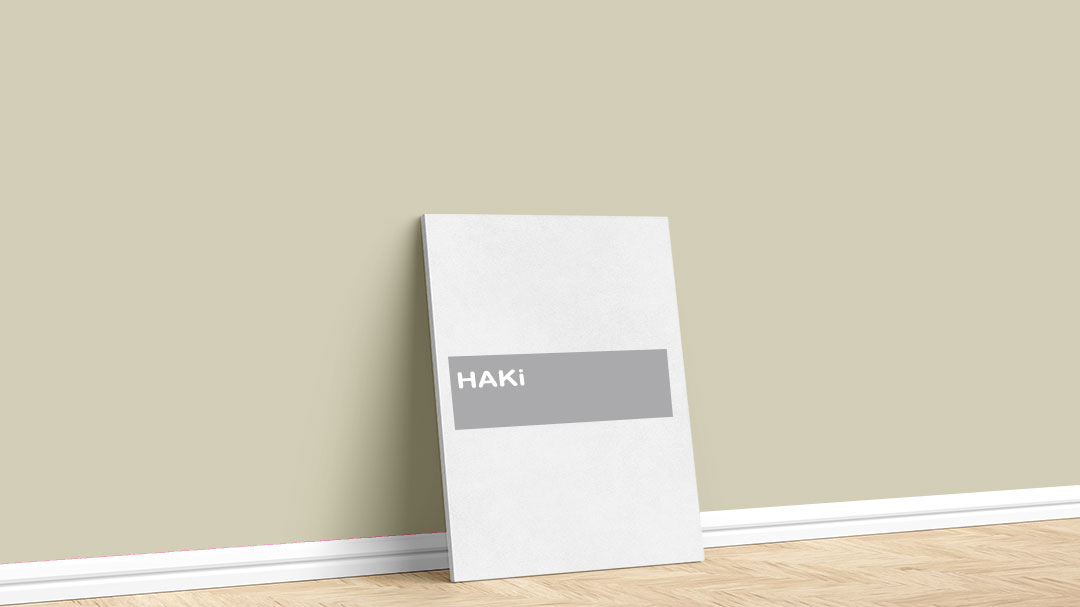 Görselde, Filli Boya yeşil iç cephe renk kartelasında bulunan Haki isimli boya ile boyadığımız bir duvar var.