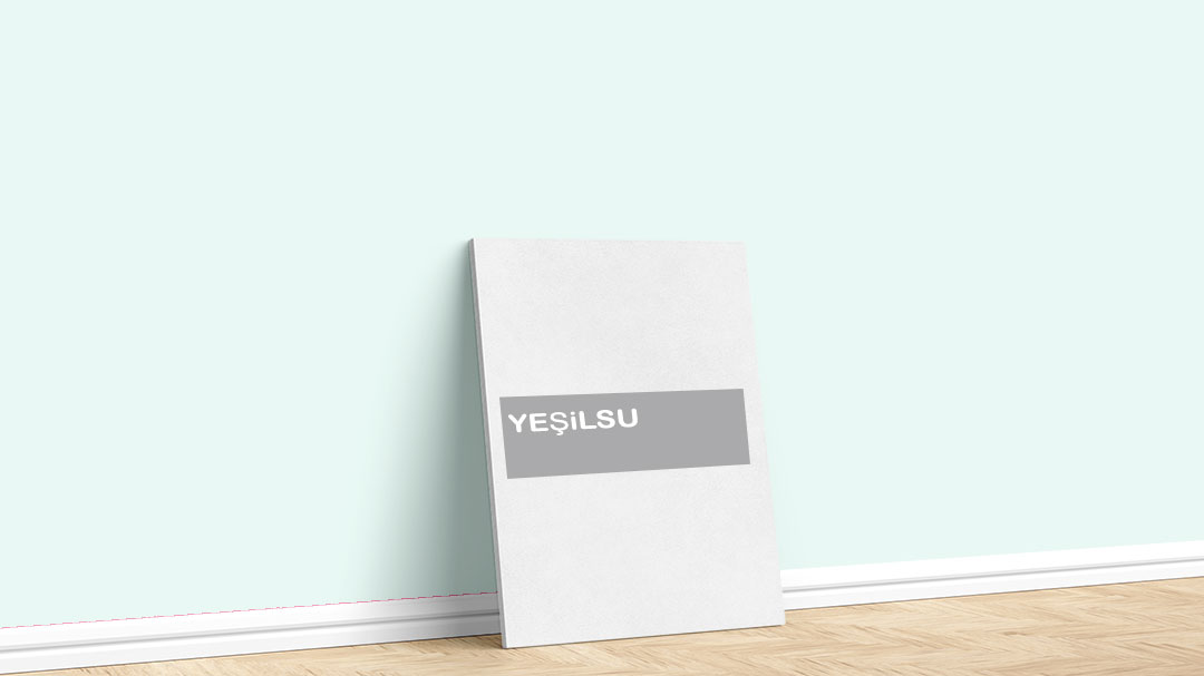 Görselde, Filli Boya yeşil iç cephe renk kartelasında bulunan Yeşilsu isimli boya ile boyadığımız bir duvar var.