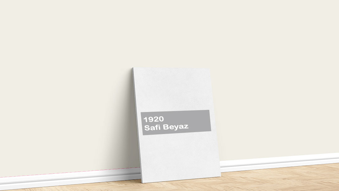 Görselde, Permolit su bazlı iç cephe renk kartelasında bulunan 1920 Safi Beyaz isimli boya ile boyadığımız bir duvar var.