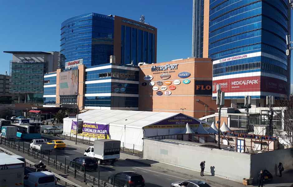 Görselde, Bahçelievler Merkezde bulunan MetroPort AVM'nin dış görünüşü var.