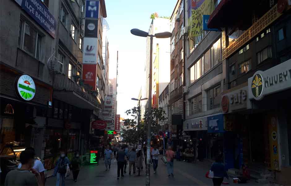 Görselde, mağaza, restoranlar ile ünlü Şirinevler Yürüyüş Yolu var.