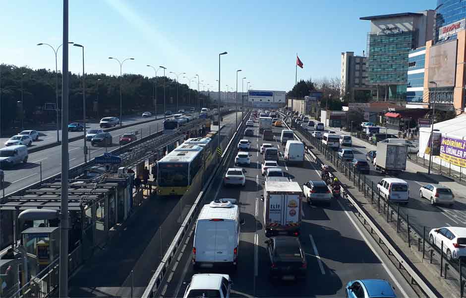 Görselde, Bahçelievler Merkezden Şirinevler'e doğru giden Metrobüs ve E-5 Yolu var.
