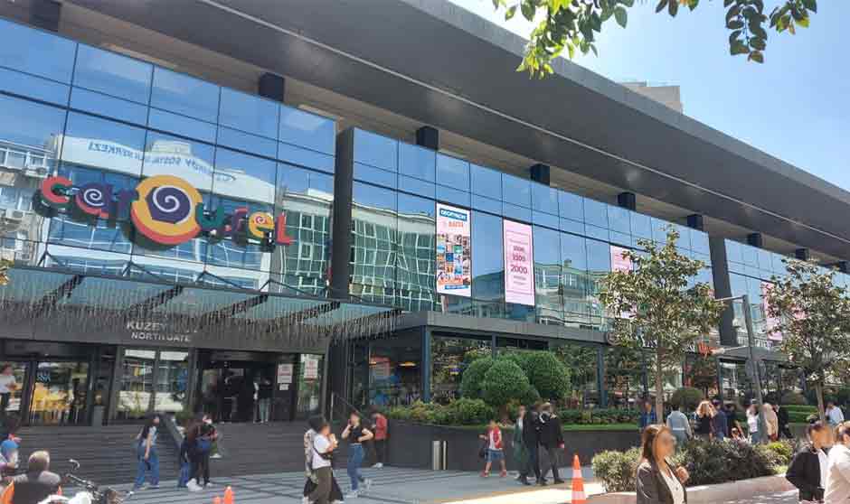 Görselde, Bakırköy'de bulunan Carousel AVM'nin dış görünüşü var.