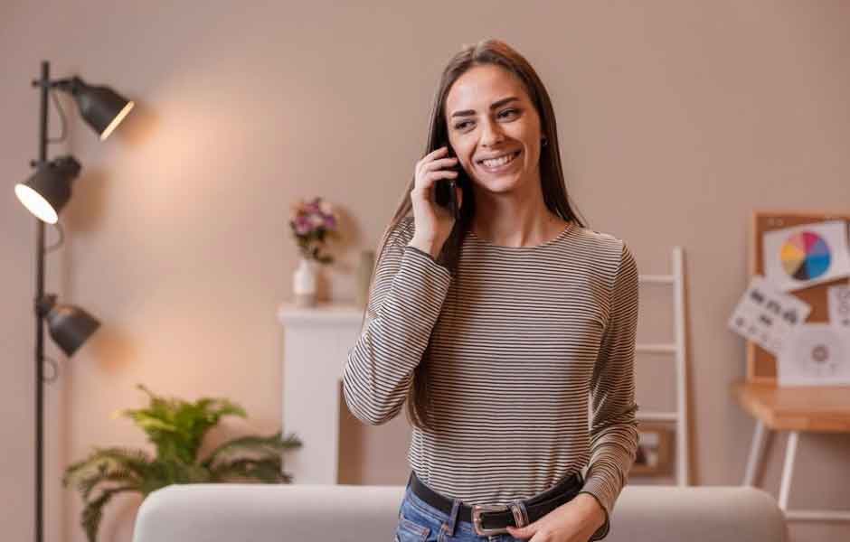 Boyacı ustası arayanlar için kullandığımız görselde, bayan müşteri telefon aracılığıyla ustayla mutlu bir şekilde konuşuyor.