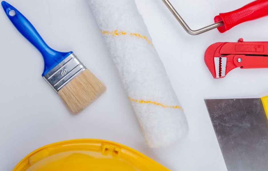 Görselde, boya işinde kullanılan kaliteli fırça, koruma başlığı, boya rulosu ve spatula var.