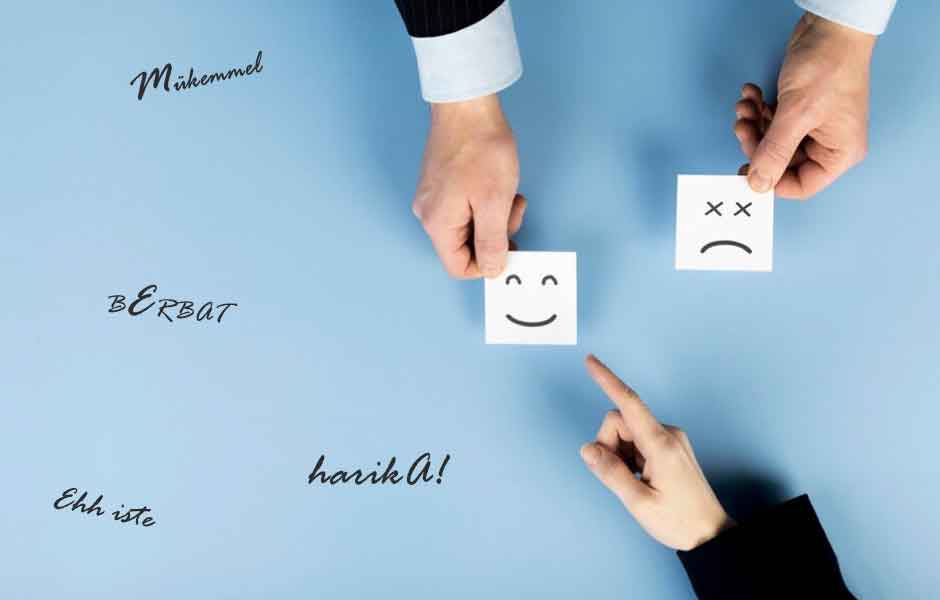 Müşteri, kendine sunulan gülen ve üzgün yüz emojiler arasından mutlu yüzü seçiyor.