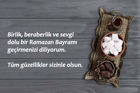 Ramazan Bayramı Mesajları için kullandığımız görselde, masanın üstünde lokum, çay, hurma ve anlamlı bir söz var.